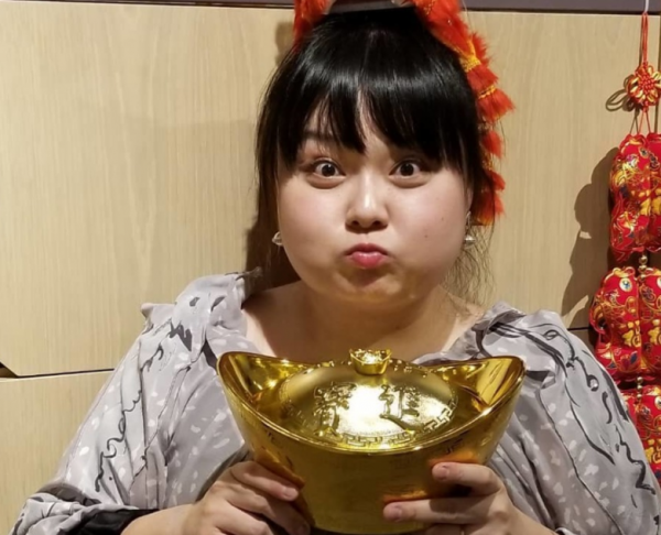 陳勳奇直播談與成龍趣事，助理急著賣貨打斷聊天，網友斥其沒禮貌