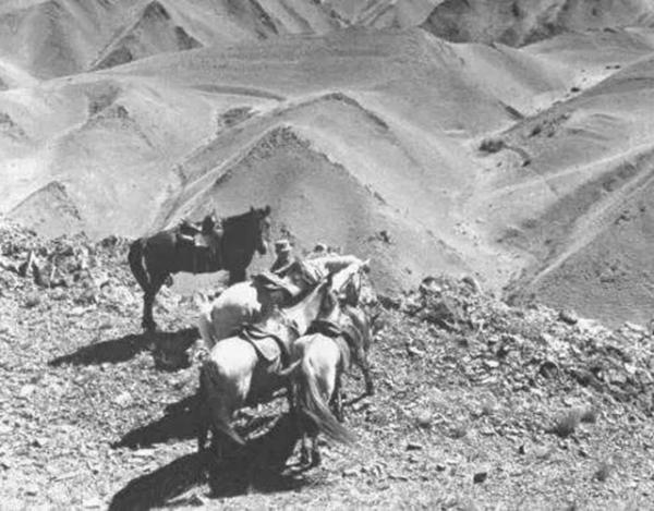 烏斯滿的最後時刻:戴著沉重的腳鐐,每天利用放風的機會祈禱 烏斯滿的最後時刻:戴著沉重的腳鐐,每天利用放風的機會祈禱