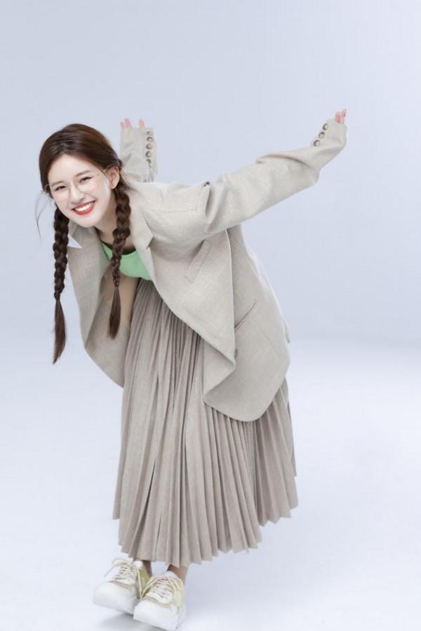 趙露思的“肉肉臉”挺吃香的，穿學院風套裝清純動人，越看越好看