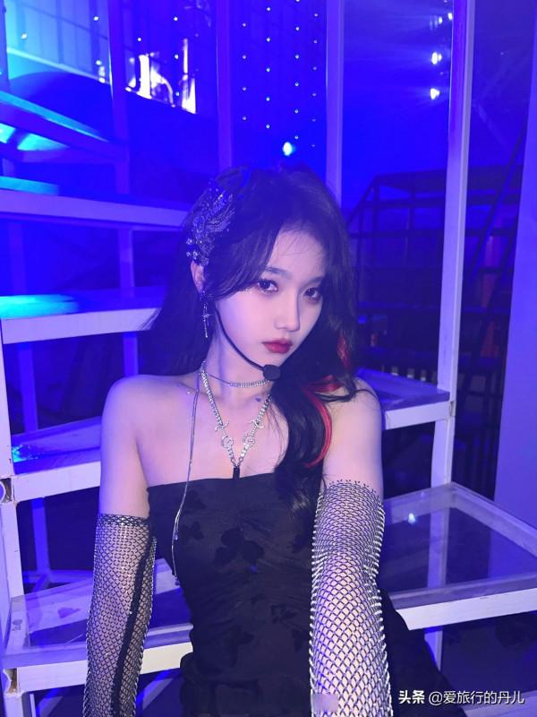 宋昕冉一襲黑色抹胸連衣裙，輕鬆展現輕熟風