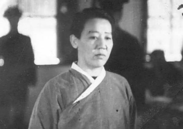 川島芳子槍決過程：戴著口罩前往槍決現場，腦袋被槍打破面目全非