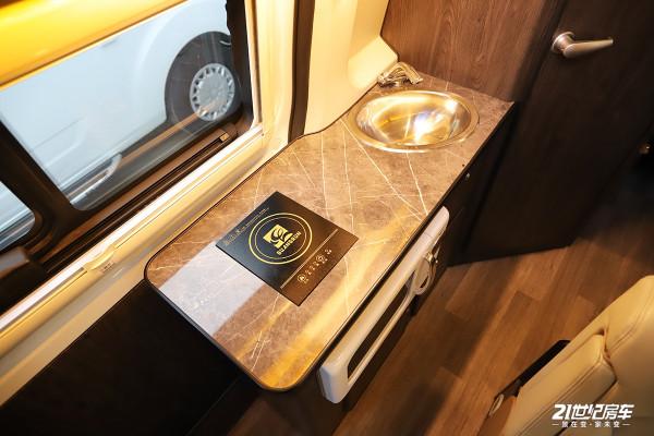 這幾款福特房車帶升頂功能，獨立衛浴和大水電配置，比寶馬3便宜