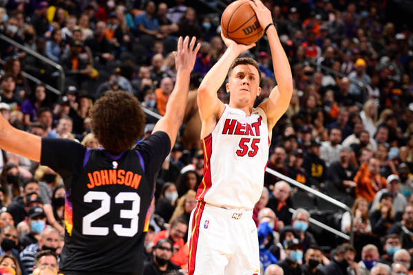 這就巧了，熱火今日三分44中22，兩分44中22