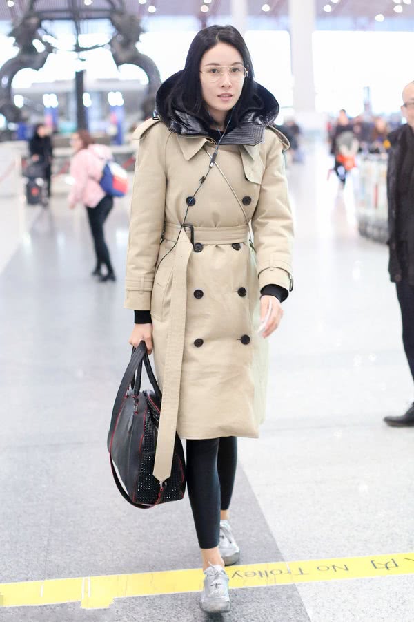 張藍心也有穿錯的時候,銀色外套配健身褲,反而顯腿短了10cm 張藍心也有穿錯的時候,銀色外套配健身褲,反而顯腿短了10cm