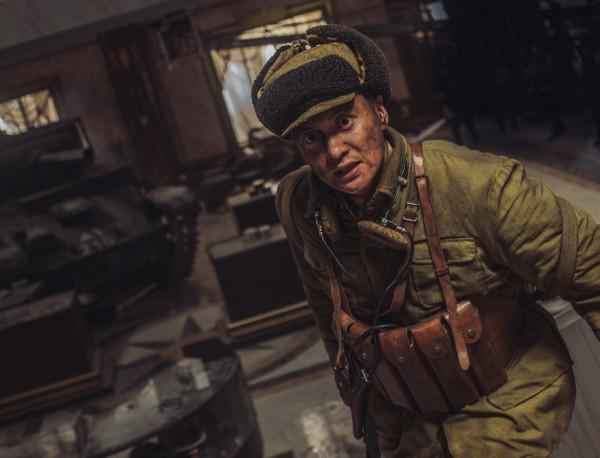 為躲炮彈班長帶人跳進糞坑，他堅決阻止，結果炮彈打進了糞坑