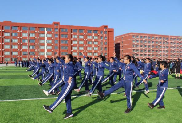 一初二男生練健美操引質疑,結果音樂聲響起,同學們不禁拍手叫好 一初二男生練健美操引質疑,結果音樂聲響起,同學們不禁拍手叫好