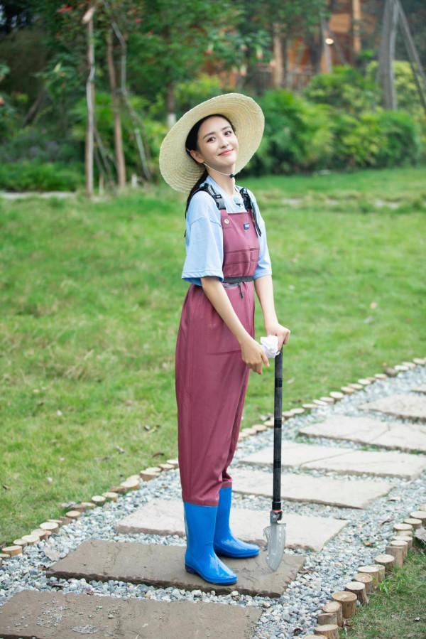 佟麗婭“鄉村”裝扮超質樸，即便生過孩子，也依然保持少女活力
