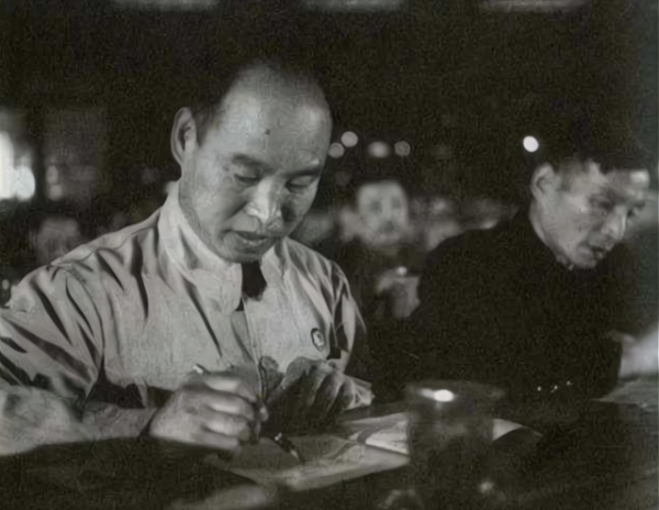 劉帥和林帥缺席授銜，中央派誰去進行補授工作？此人後來成正國級