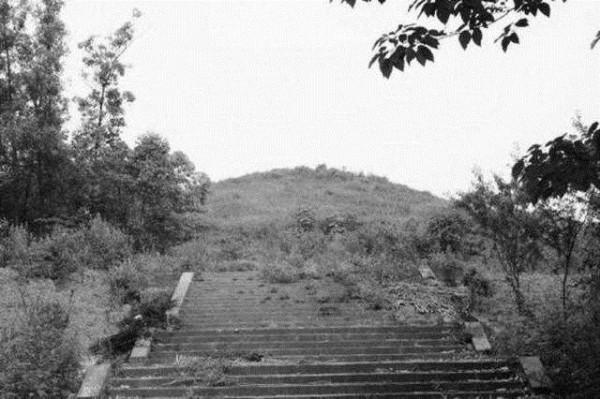 1995年，四川一山丘常年寒氣逼人，考古隊趕來查探