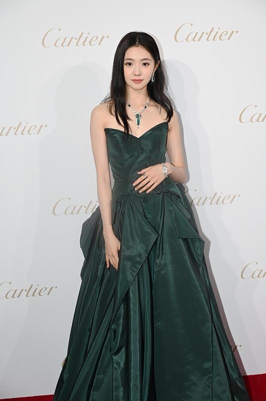 “謀女郎”劉浩存長相太清純，身穿老氣綠裙笑容甜美，看著太嫩了