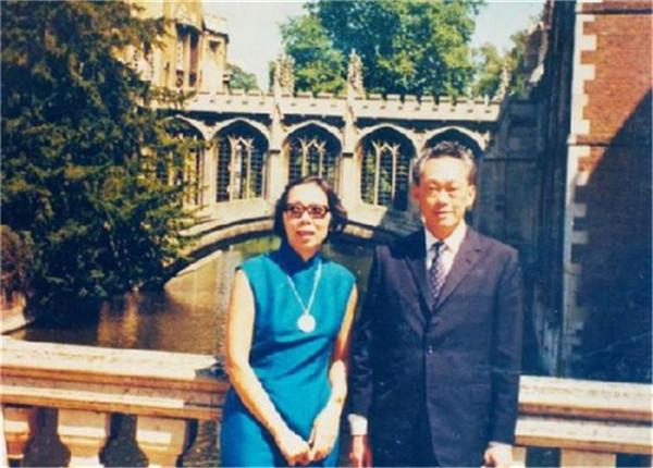 從同學到夫妻,他們偷偷結婚相伴63年,葬禮上李光耀兩次吻別愛妻 從同學到夫妻,他們偷偷結婚相伴63年,葬禮上李光耀兩次吻別愛妻