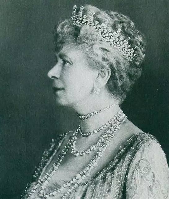 她未婚先寡，嫁給小叔子，從排擠到逆風翻盤，成為珠寶最多的女人