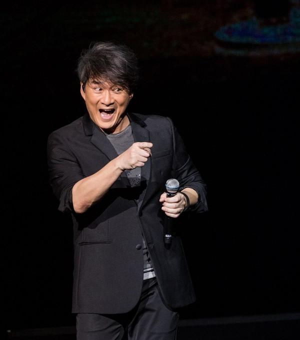 周華健:18歲與初戀失聯,25歲借錢娶外國女粉絲,相伴36年0緋聞 周華健:18歲與初戀失聯,25歲借錢娶外國女粉絲,相伴36年0緋聞