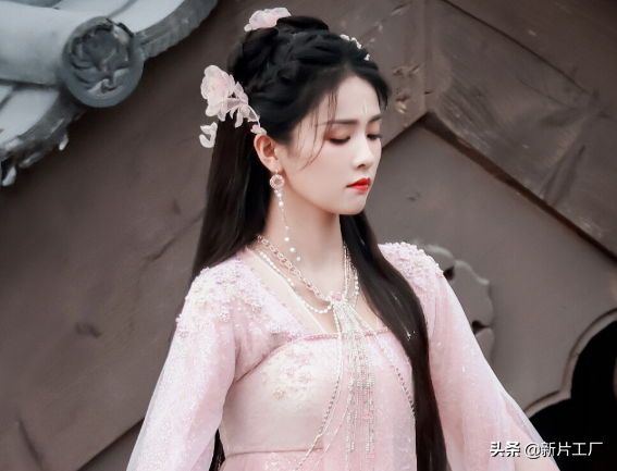 以為《長月燼明》蘇蘇夠靚了，但當“女配”登場，羅雲熙直呼絕美