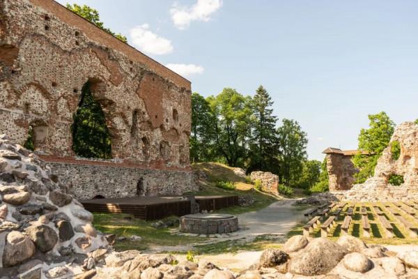 一座不大不小，人不多不少的剛剛好小鎮