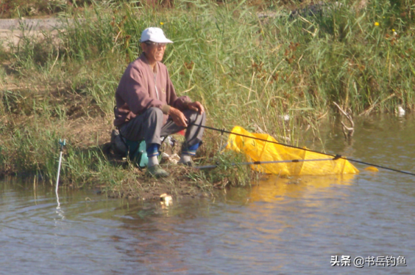 跟著大爺學釣魚，這個秘密武器你想不到，看到魚獲我羨慕了
