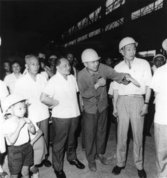 鄧小平點名陳丕顯到總政工作，餘秋裡託王震反映：我想和他換一換