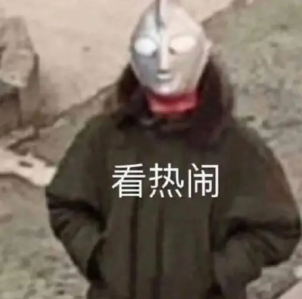 “四川步驚雲”爆紅！披斗篷、拿寶劍養雞，山寨明星成流量密碼？