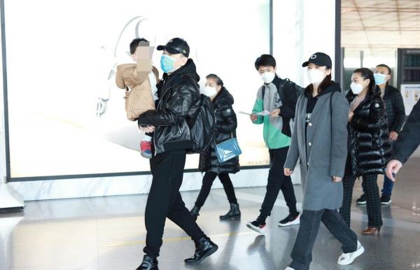 蔣勤勤一家四口走機場，15歲長子眉眼深邃變帥哥，小兒子顯秀氣