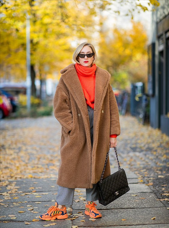 秋冬穿搭選擇暖色,棕色調佔據半邊天,詮釋復古時尚 秋冬穿搭選擇暖色,棕色調佔據半邊天,詮釋復古時尚
