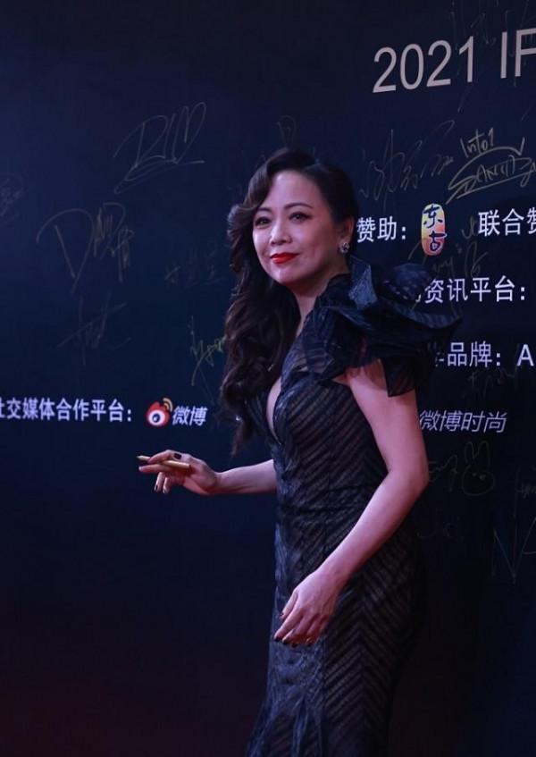 鄧萃雯才是真“風韻猶存”，魚尾裙配波浪發，大女人的氣場蓋不住