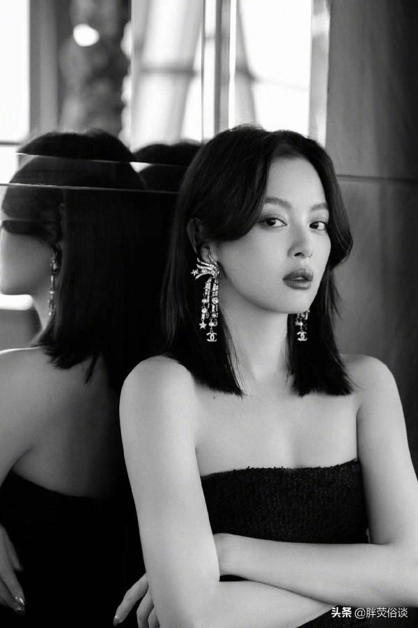 辛芷蕾一襲黑色抹胸長裙,勾勒出身材線,配上流星耳環優雅大氣 辛芷蕾一襲黑色抹胸長裙,勾勒出身材線,配上流星耳環優雅大氣