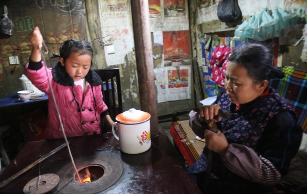 媽失蹤爸坐牢，6歲女孩撐起三代之家，13億人為她點贊加油