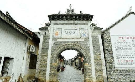 中國有一景點，位於湖北，陝西、河南交界處，一腳便可跨出省