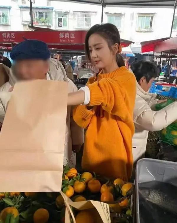 47歲黃渤現身小鎮菜市場,賣橙子動作熟練,佟麗婭氣質太出眾 47歲黃渤現身小鎮菜市場,賣橙子動作熟練,佟麗婭氣質太出眾