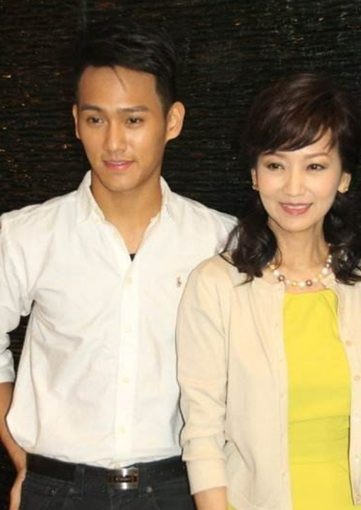 何超蓮帶竇驍吃大排檔，脖頸紅痕搶鏡，疑曝光趙雅芝小兒子戀情