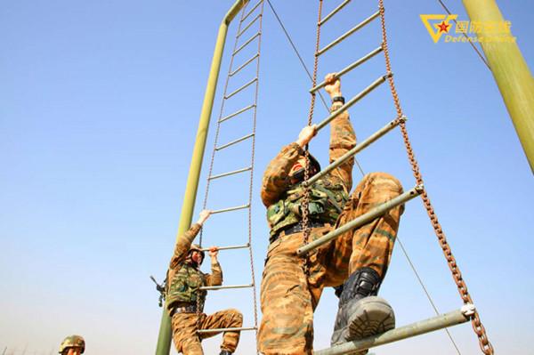 直擊武警某部特戰隊員冬季大練兵現場