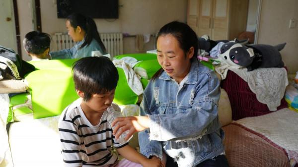 女童3個月大時渾身抽搐，治療3年終見好轉，一紙診斷書把父母擊垮