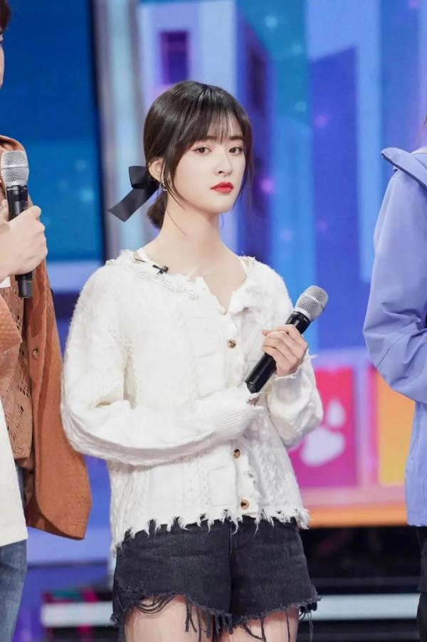 沈月悄悄變瘦變美了，一襲仙女蓬蓬裙，一改往日形象，變得更好看