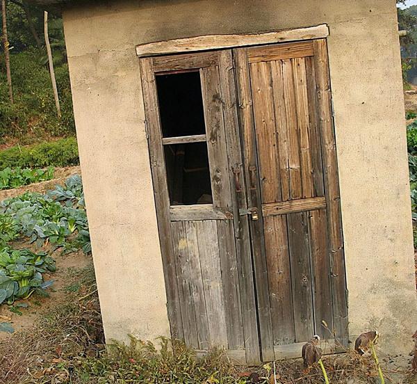 2000年，江西孝子遵遺囑將父做成“木乃伊”，供奉家中無人敢拜訪