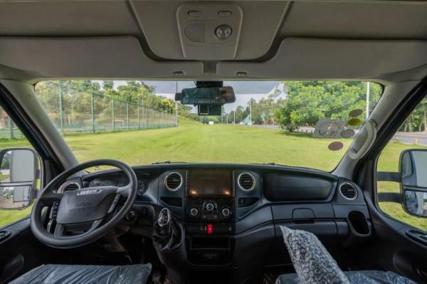 大水大電＋全車高配 誰能有此名號？鳳凰依維柯雙拓展C型請求出戰