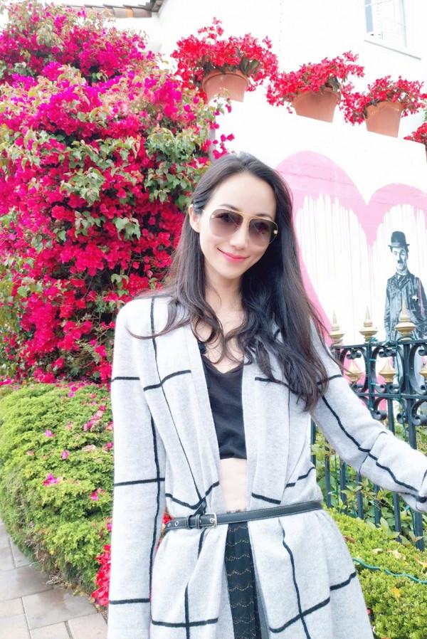 韓雪本想穿條短褲秀腿，不想坐下時卻一秒尷尬，真想送件外套給她