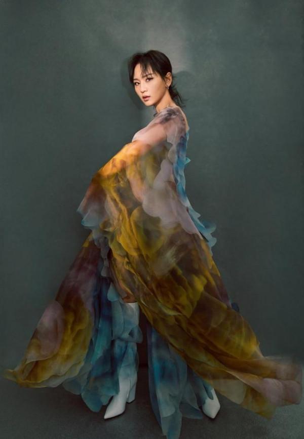 周筆暢換造型師了?一襲“表格裙”高階時髦,認真打扮得她太驚豔 周筆暢換造型師了?一襲“表格裙”高階時髦,認真打扮得她太驚豔