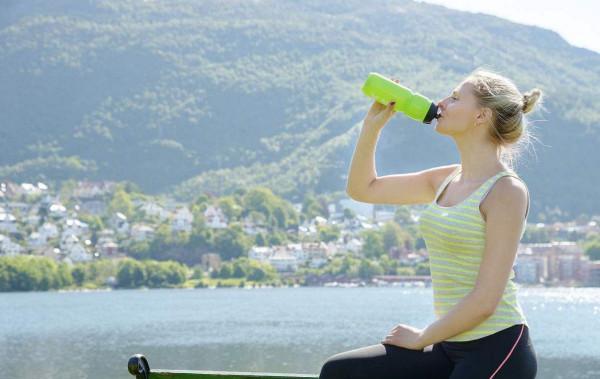 喝水越多尿越多，會加重腎臟負擔導致水中毒？醫生闢謠給您講清楚