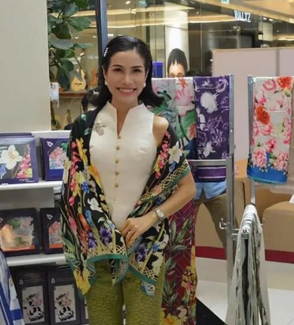 泰國第一夫人：搶了王后和布麗吉特風頭，給佩瑪行屈膝禮贏在氣質