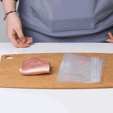 冰箱拿出來的凍肉，千萬​不要拿水泡著化，教你1個訣竅，化完彈嫩又多汁