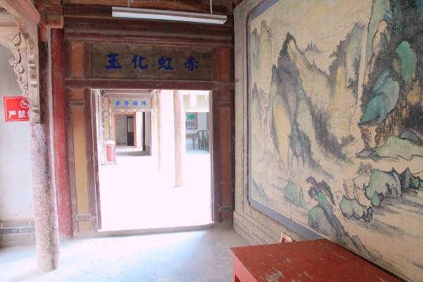 甘肅沙漠邊緣的地主城堡，佔地5085平方米，牆高12米安全係數極高