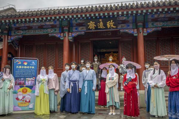 霏霏細雨中，香山滿目國風漢服