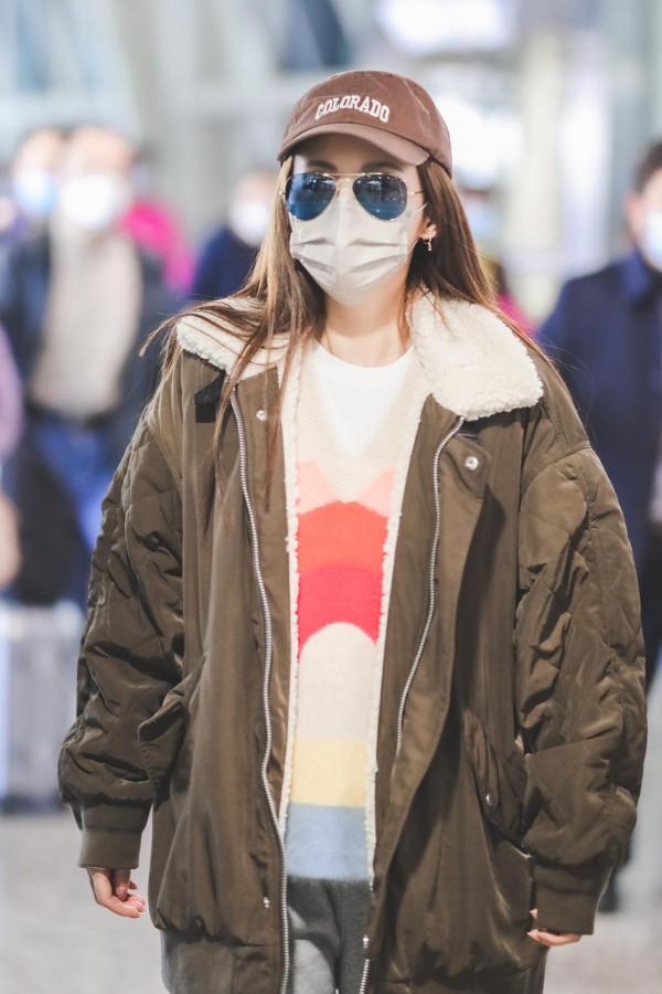 張嘉倪現身機場演繹秋季穿搭，羊絨外套保暖低調