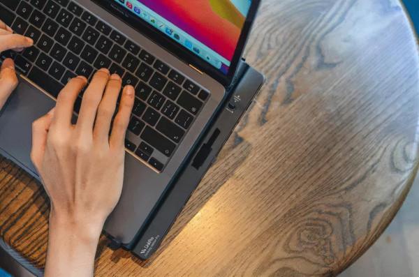 11in1的擴充套件塢 + 支架，這才是膝上型電腦的最佳cp