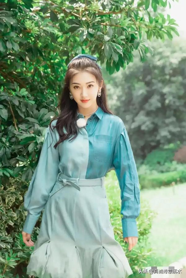 她是四川師範大學的校花,也是校園裡的超級學霸 她是四川師範大學的校花,也是校園裡的超級學霸