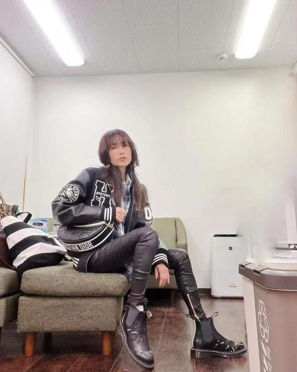 51歲工藤靜香&OpenCurlyDoubleQuote;水母頭&rdquo;減齡，腳踩短靴秀小鳥腳踝，一臉清冷高傲