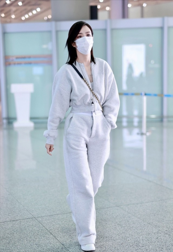 佟麗婭越穿越年輕了，這三組搭配時髦減齡，造型看著就很舒服