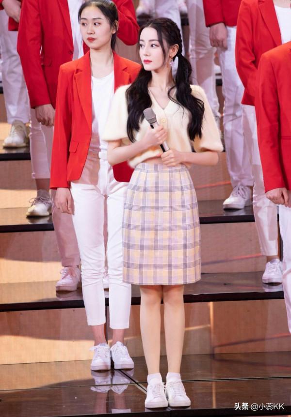 迪麗熱巴曬出遊照美貌線上，少女感穿搭溫柔減齡，堪稱穿搭模板