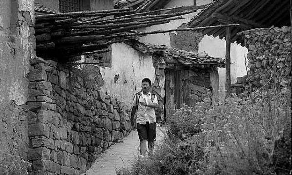 18歲農村娃考上北大，全村湊錢贈路費，百億身價後送每戶村民別墅