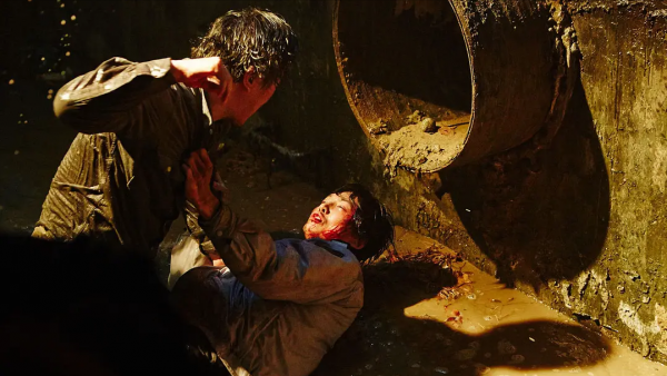 細思極恐的韓國電影，殺手潛伏下水道多年，專門對路過女孩下手